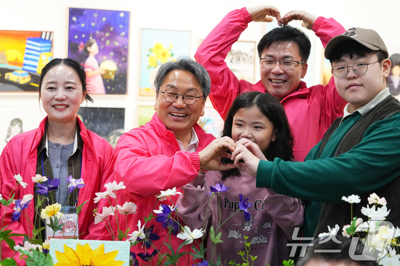 (광주=뉴스1) 박준배 기자 = 강기정 광주시장이 6일 오후 남구 빛고을시민문화관에서 열린 '2025 예술날개 페스티벌 개막식'에 참석해 전시작품을 둘러본 뒤 예술인 등과 기념촬영 …