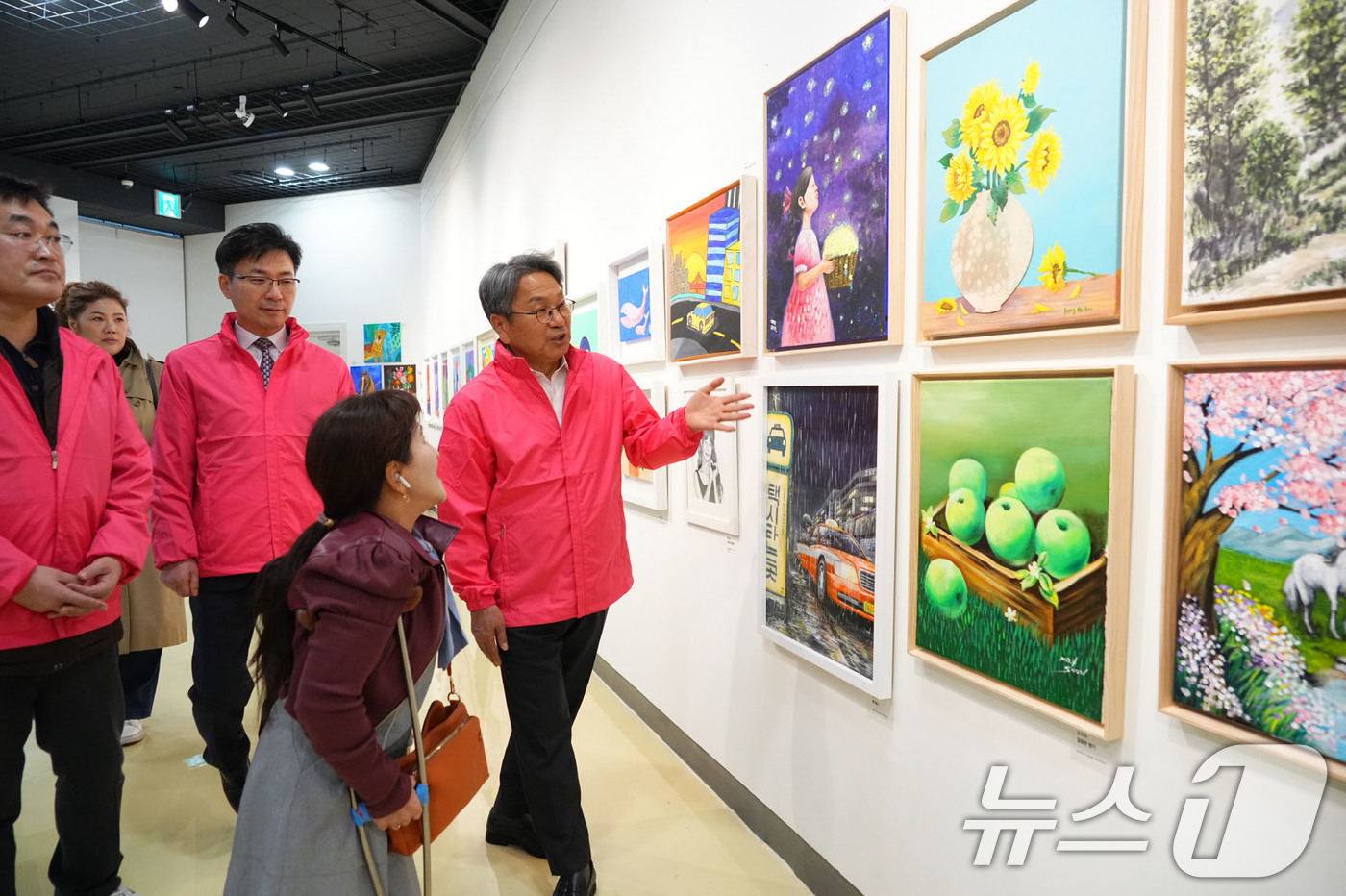 (광주=뉴스1) 박준배 기자 = 강기정 광주시장이 6일 오후 남구 빛고을시민문화관에서 열린 '2025 예술날개 페스티벌 개막식'에 참석해 전시작품을 둘러보고 있다.(광주시 제공. …