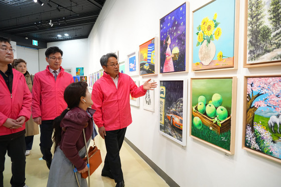 강기정 광주시장, 예술날개 페스티벌 전시 관람