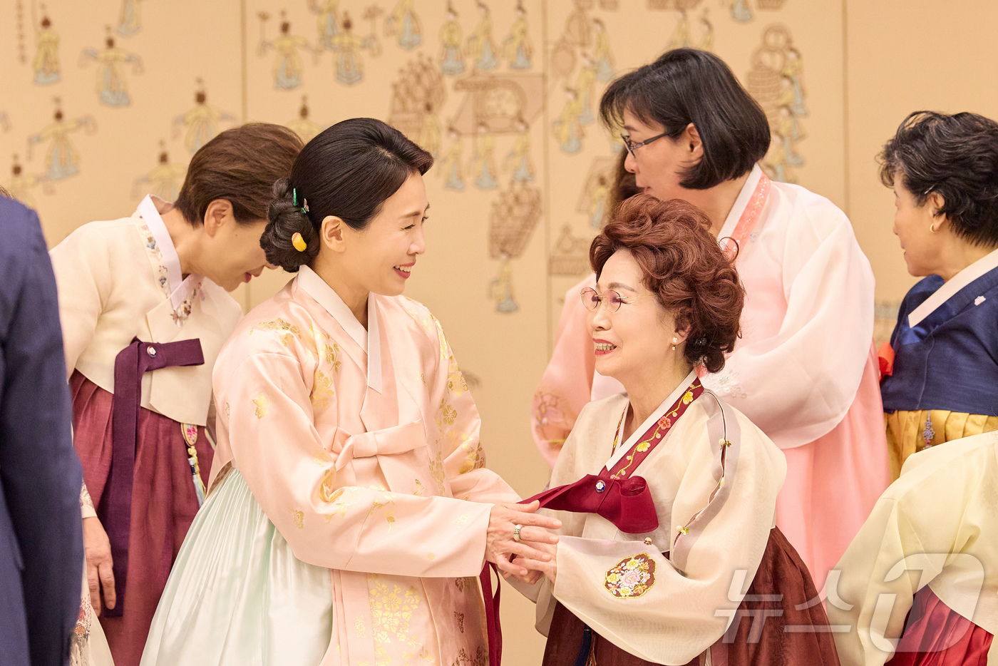 (서울=뉴스1) 이재명 기자 = 김혜경 여사가 6일 서울 용산 대통령실 청사에서 열린 재일본대한민국부인회 차담회에서 참석자들과 인사를 나누고 있다. (대통령실 제공. 재판매 및 D …