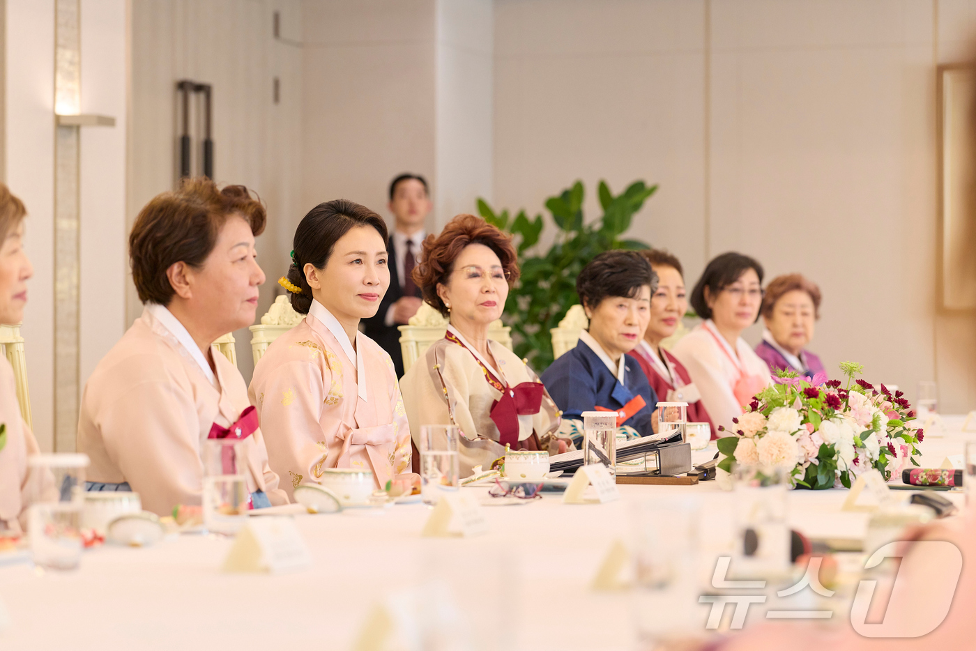 (서울=뉴스1) 이재명 기자 = 김혜경 여사가 6일 서울 용산 대통령실 청사에서 열린 재일본대한민국부인회 차담회에서 참석자들의 발언을 듣고 있다. (대통령실 제공. 재판매 및 DB …