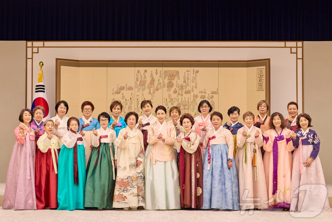 (서울=뉴스1) 이재명 기자 = 김혜경 여사가 6일 서울 용산 대통령실 청사에서 열린 재일본대한민국부인회 차담회에서 참석자들과 기념촬영을 하고 있다. (대통령실 제공. 재판매 및 …