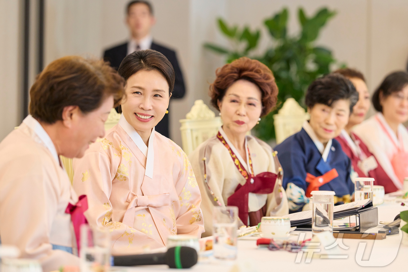 (서울=뉴스1) 이재명 기자 = 김혜경 여사가 6일 서울 용산 대통령실 청사에서 열린 재일본대한민국부인회 차담회에서 참석자들과 대화를 나누고 있다. (대통령실 제공. 재판매 및 D …