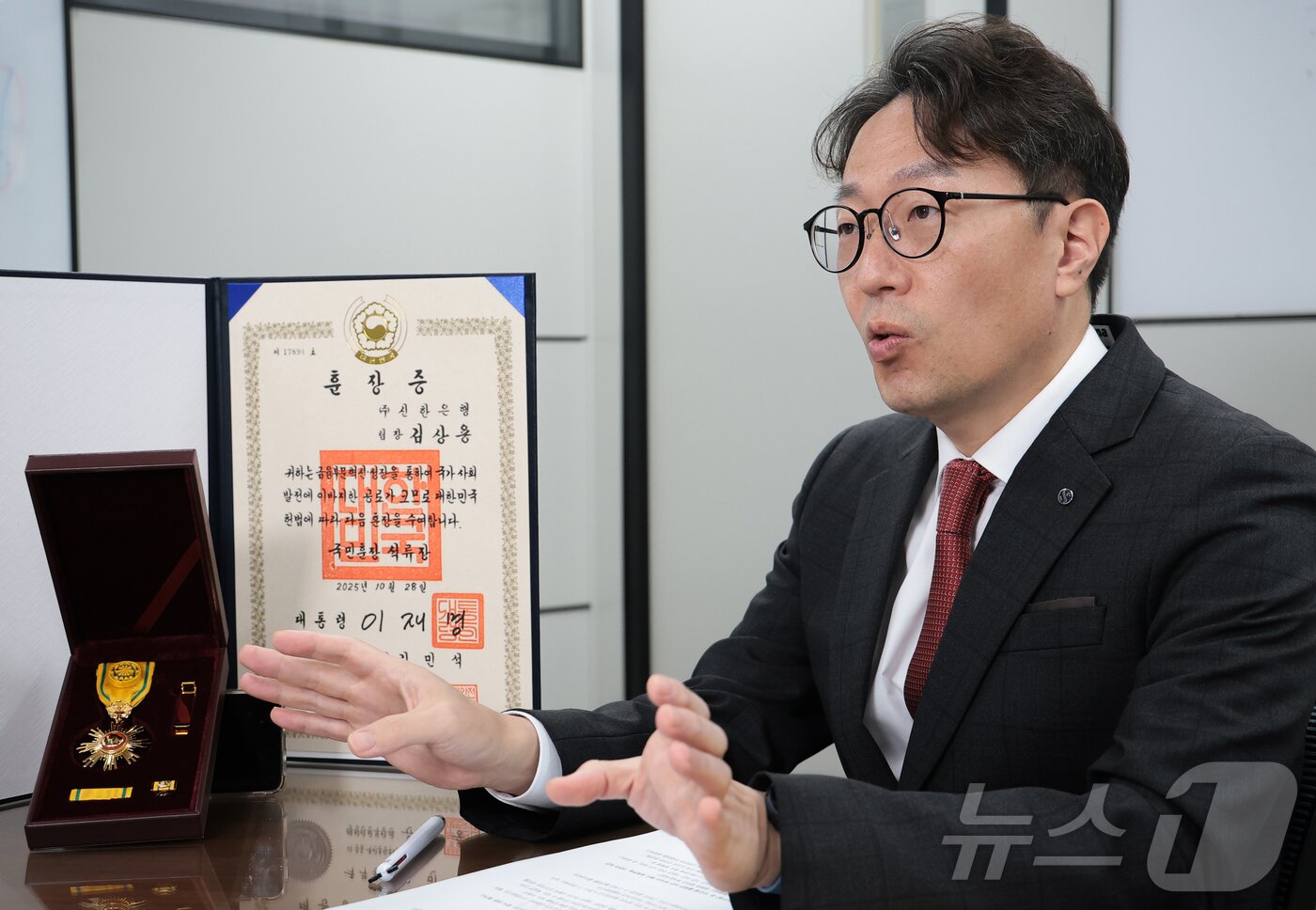 본문 이미지 - 김상용 신한은행 고객상담센터 팀장이 6일 서울 강남구 신한은행 강남별관에서 뉴스1과 인터뷰를 하고 있다. 2025.11.6/뉴스1 ⓒ News1 권현진 기자