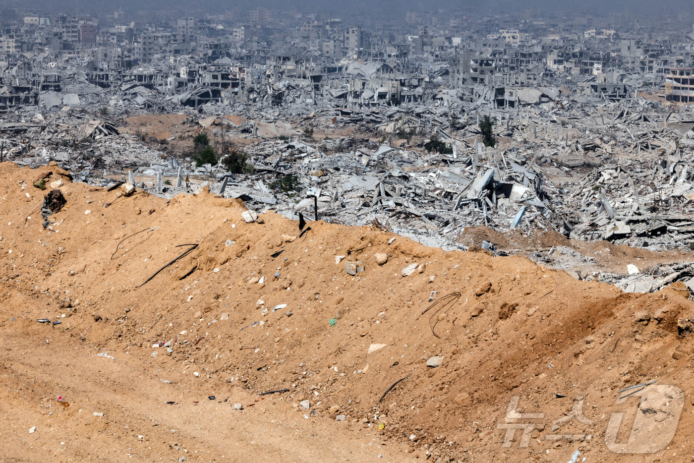 (가자시티 로이터=뉴스1) 강민경 기자 = 팔레스타인 가자지구 옐로라인 인근 이스라엘 군 초소에서 본 파괴된 건물들. 사진은 5일 가자시티 동부의 슈자이야 지역에 있는 이스라엘 군 …
