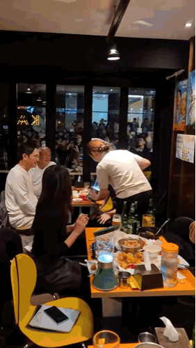 본문 이미지 -  지난달 30일 깐부치킨 삼성점에서 강혜지 하이트진로 사원이 직접 테슬라&#40;테라+참이슬&#41; 소맥을 제조하는 모습.&#40;강혜지 하이트진로 사원 제공&#41;