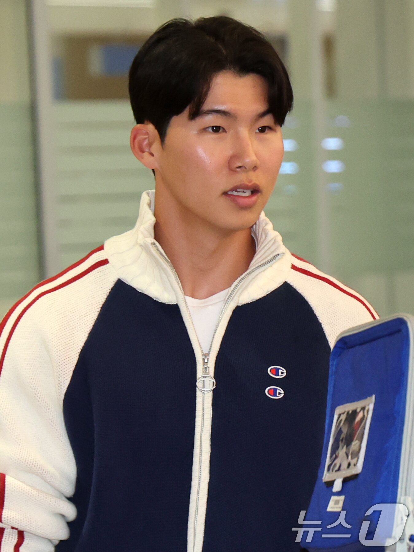 본문 이미지 - 메이저리그&#40;MLB&#41; 진출 첫 시즌부터 월드시리즈&#40;WS&#41; 우승을 함께한 LA 다저스 김혜성이 6일 오후 인천국제공항을 통해 입국하고 있다. 김혜성은 올해 정규시즌 71경기에 출전해 0.280의 타율과 3홈런 17타점 13도루 등을 기록했다. 2025.11.6/뉴스1 ⓒ News1 황기선 기자