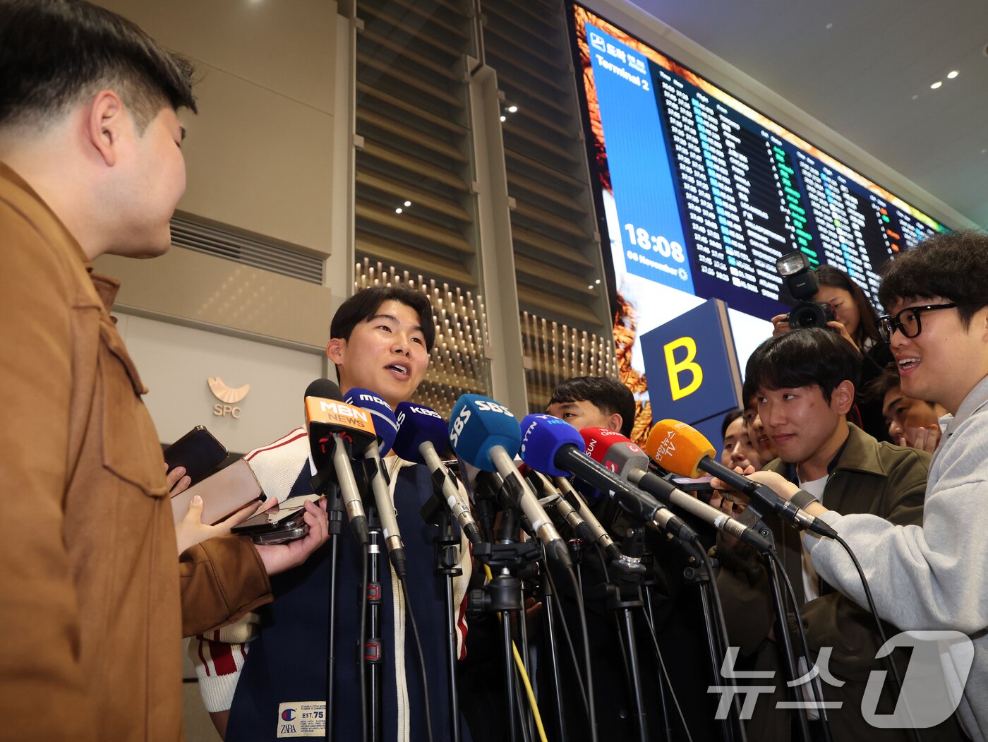 본문 이미지 - 메이저리그&#40;MLB&#41; 진출 첫 시즌부터 월드시리즈&#40;WS&#41; 우승을 함께한 LA 다저스 김혜성이 6일 오후 인천국제공항을 통해 입국, 취재진 질문에 답하고 있다.  2025.11.6/뉴스1 ⓒ News1 황기선 기자