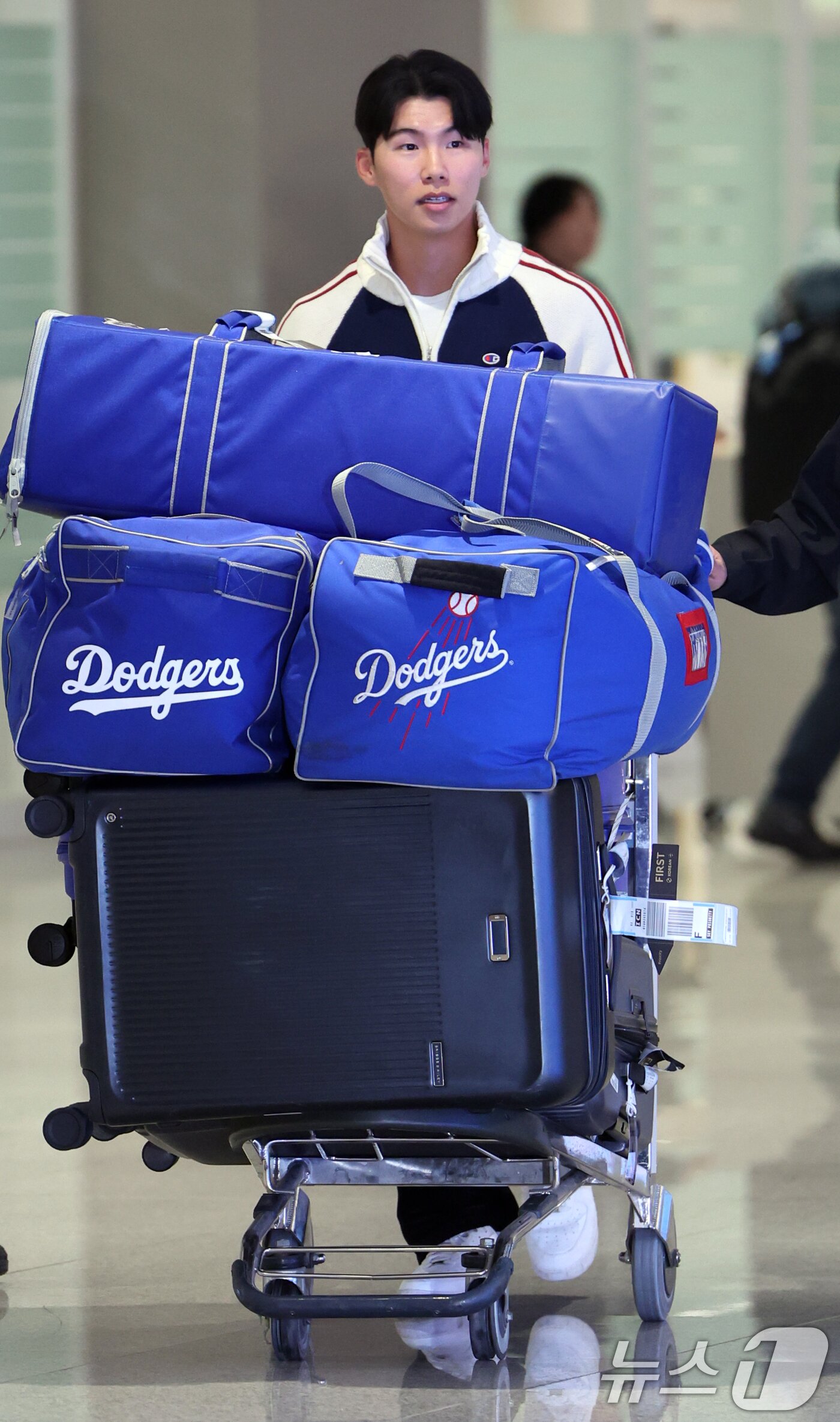 본문 이미지 - 메이저리그&#40;MLB&#41; 진출 첫 시즌부터 월드시리즈&#40;WS&#41; 우승을 함께한 LA 다저스 김혜성이 6일 오후 인천국제공항을 통해 입국하고 있다. 김혜성은 올해 정규시즌 71경기에 출전해 0.280의 타율과 3홈런 17타점 13도루 등을 기록했다. 2025.11.6/뉴스1 ⓒ News1 황기선 기자