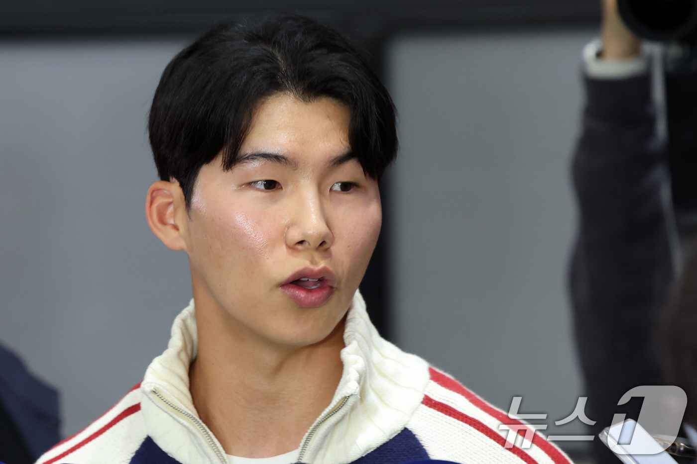 (인천공항=뉴스1) 황기선 기자 = 메이저리그(MLB) 진출 첫 시즌부터 월드시리즈(WS) 우승을 함께한 LA 다저스 김혜성이 6일 오후 인천국제공항을 통해 귀국하며 취재진의 질문 …