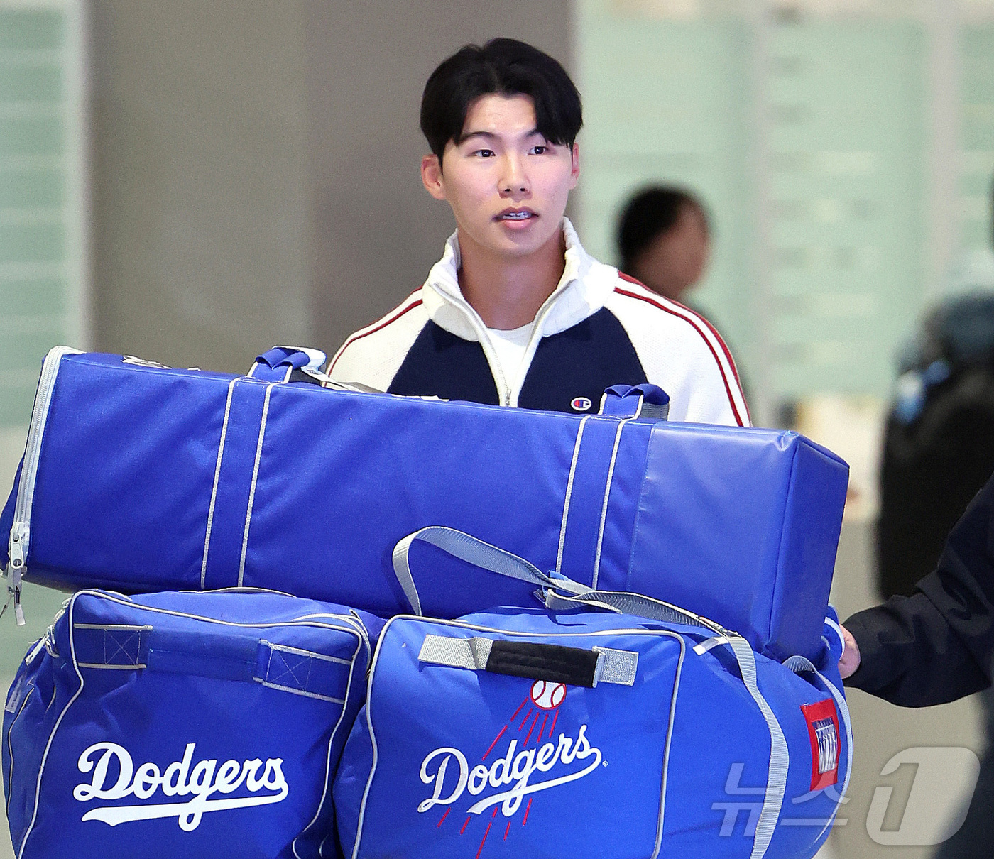 (서울=뉴스1) 황기선 기자 = 메이저리그(MLB) 진출 첫 시즌부터 월드시리즈(WS) 우승을 함께한 LA 다저스 김혜성이 6일 오후 인천국제공항을 통해 귀국하고 있다.김혜성은 올 …