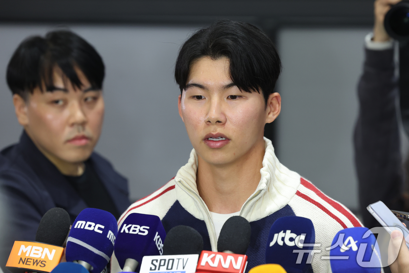 (인천공항=뉴스1) 황기선 기자 = 메이저리그(MLB) 진출 첫 시즌부터 월드시리즈(WS) 우승을 함께한 LA 다저스 김혜성이 6일 오후 인천국제공항을 통해 입국, 취재진 질문에 …