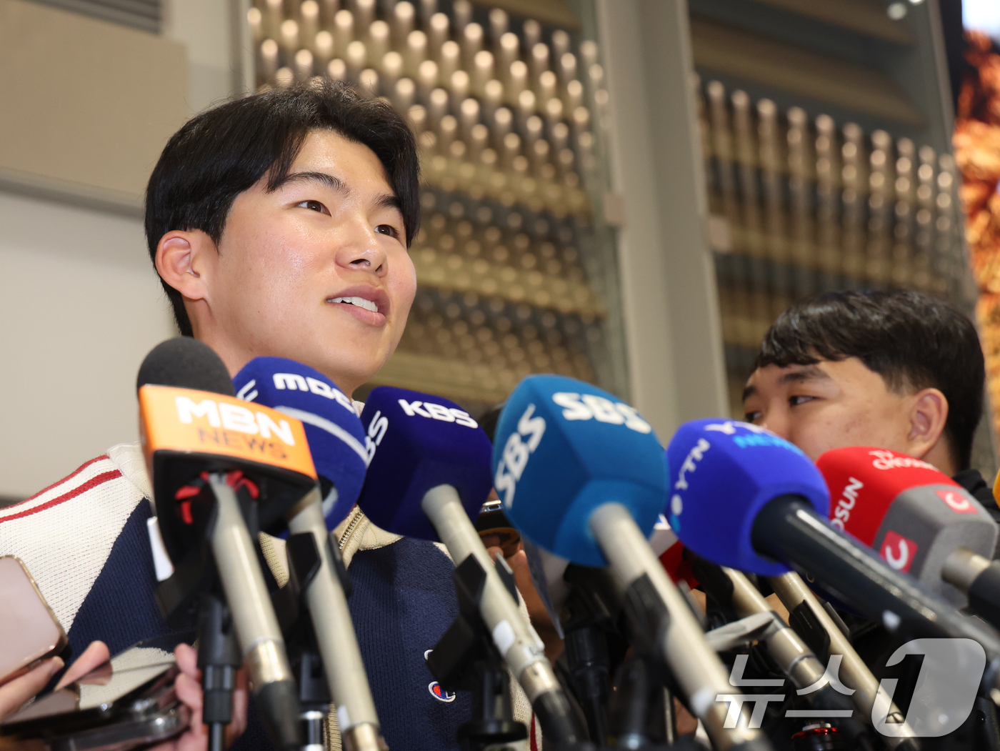 (인천공항=뉴스1) 황기선 기자 = 메이저리그(MLB) 진출 첫 시즌부터 월드시리즈(WS) 우승을 함께한 LA 다저스 김혜성이 6일 오후 인천국제공항을 통해 입국, 취재진 질문에 …