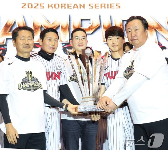 본문 이미지 - 구광모 LG그룹 회장이 6일 경기도 광주시 곤지암리조트에서 열린 통합우승 기념행사에서 김인석 LG스포츠 대표이사, 염경엽 감독, 박해민, 차명석 단장과 함께 우승트로피를 들고 기념촬영을 하고 있다.&#40;LG트윈스 제공. 재판매 및 DB금지&#41; 2025.11.6/뉴스1