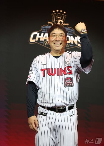 본문 이미지 - 프로야구 한국시리즈 MVP 김현수가 6일 경기도 광주시 곤지암리조트에서 열린 LG트윈스 통합우승 기념행사에서 구광모 회장에게 받은 롤렉스 시계를 차고 활짝 웃고 있다.&#40;LG트윈스 제공. 재판매 및 DB금지&#41; 2025.11.6/뉴스1