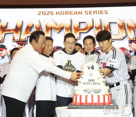 (서울=뉴스1) = 구광모 LG그룹 회장이 6일 경기도 광주시 곤지암리조트에서 열린 통합우승 기념행사에서 김인석 LG스포츠 대표이사, 염경엽 감독, 박해민, 차명석 단장과 함께 케 …