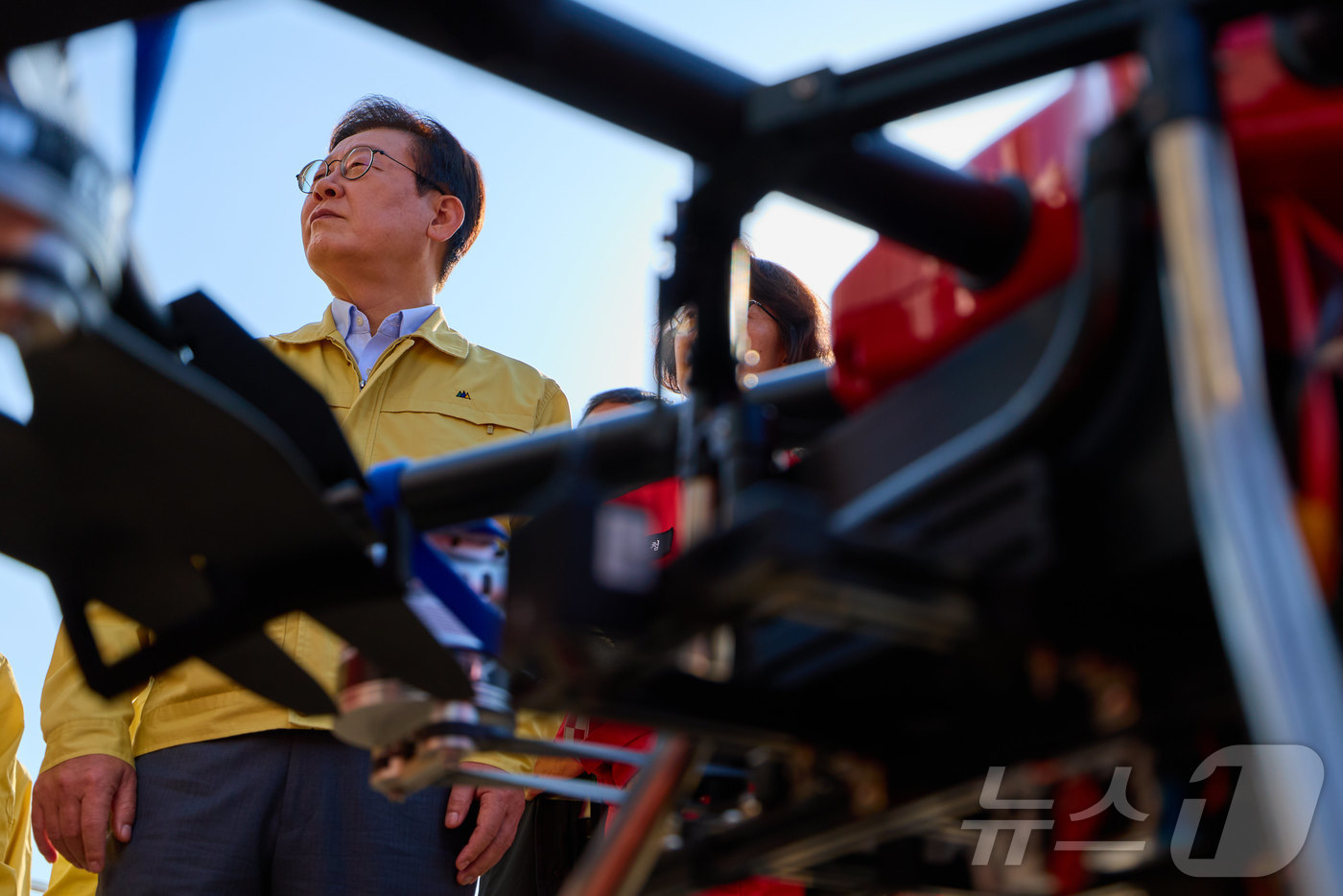 (서울=뉴스1) 이재명 기자 = 이재명 대통령이 6일 강원도 원주시 산림항공본부에서 열린 산불진화 관·군 합동훈련 점검에서 산불진화장비를 시찰하고 있다. (대통령실 제공. 재판매 …