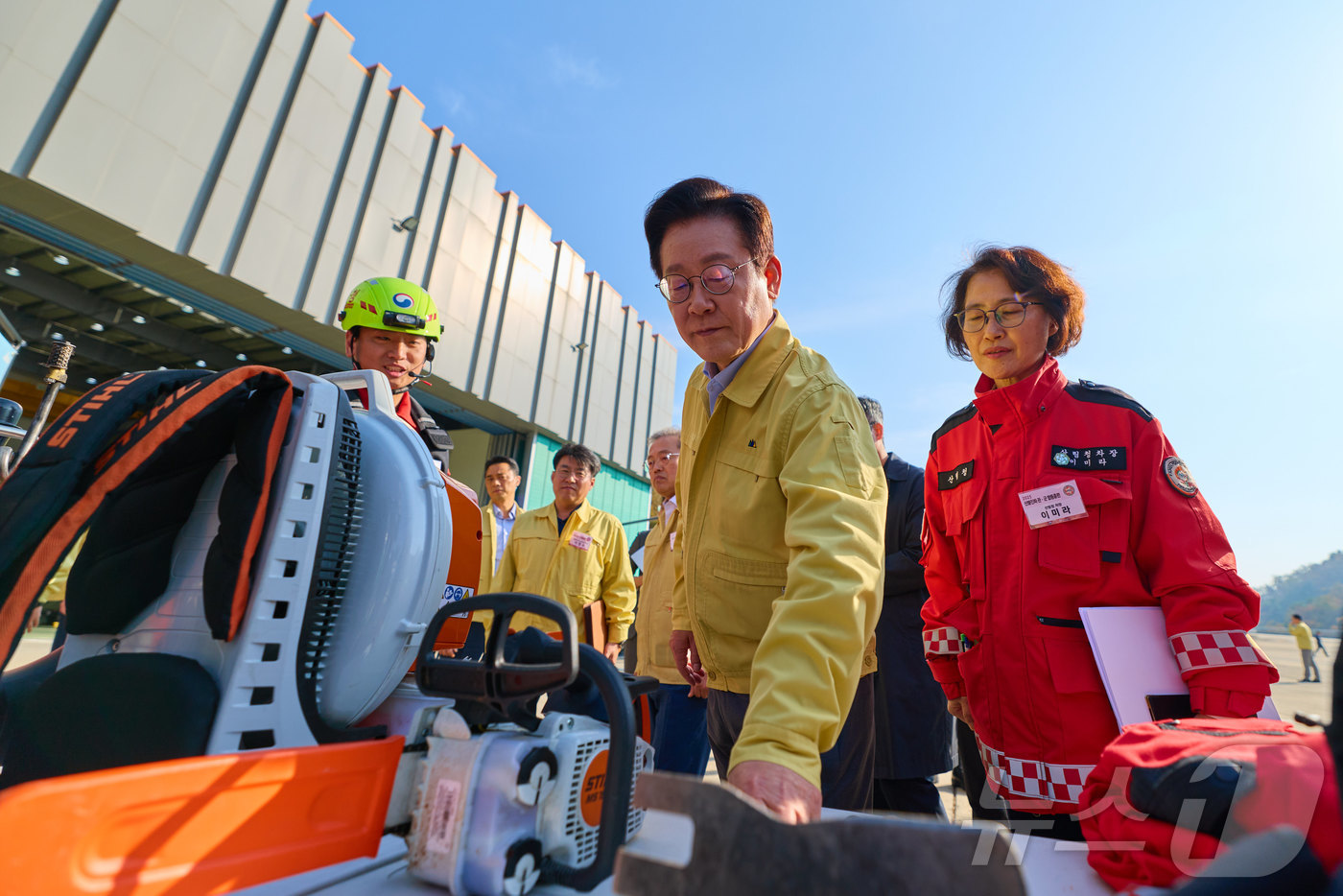 (서울=뉴스1) 이재명 기자 = 이재명 대통령이 6일 강원도 원주시 산림항공본부에서 열린 산불진화 관·군 합동훈련 점검에서 산불진화장비를 시찰하고 있다. (대통령실 제공. 재판매 …