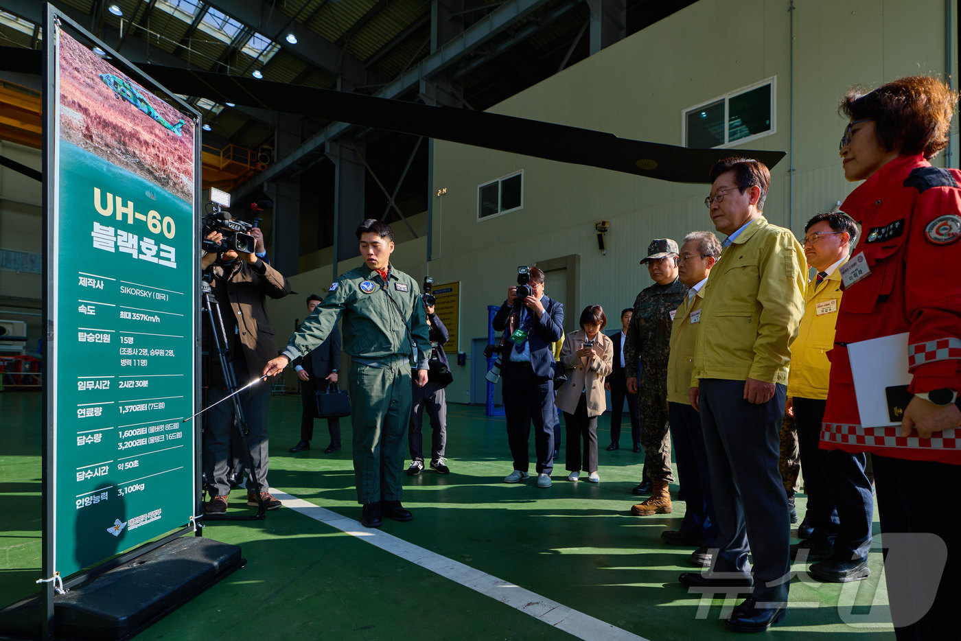 (서울=뉴스1) 이재명 기자 = 이재명 대통령이 6일 강원도 원주시 산림항공본부에서 열린 산불진화 관·군 합동훈련 점검에서 산불대책브리핑을 듣고 있다. (대통령실 제공. 재판매 및 …