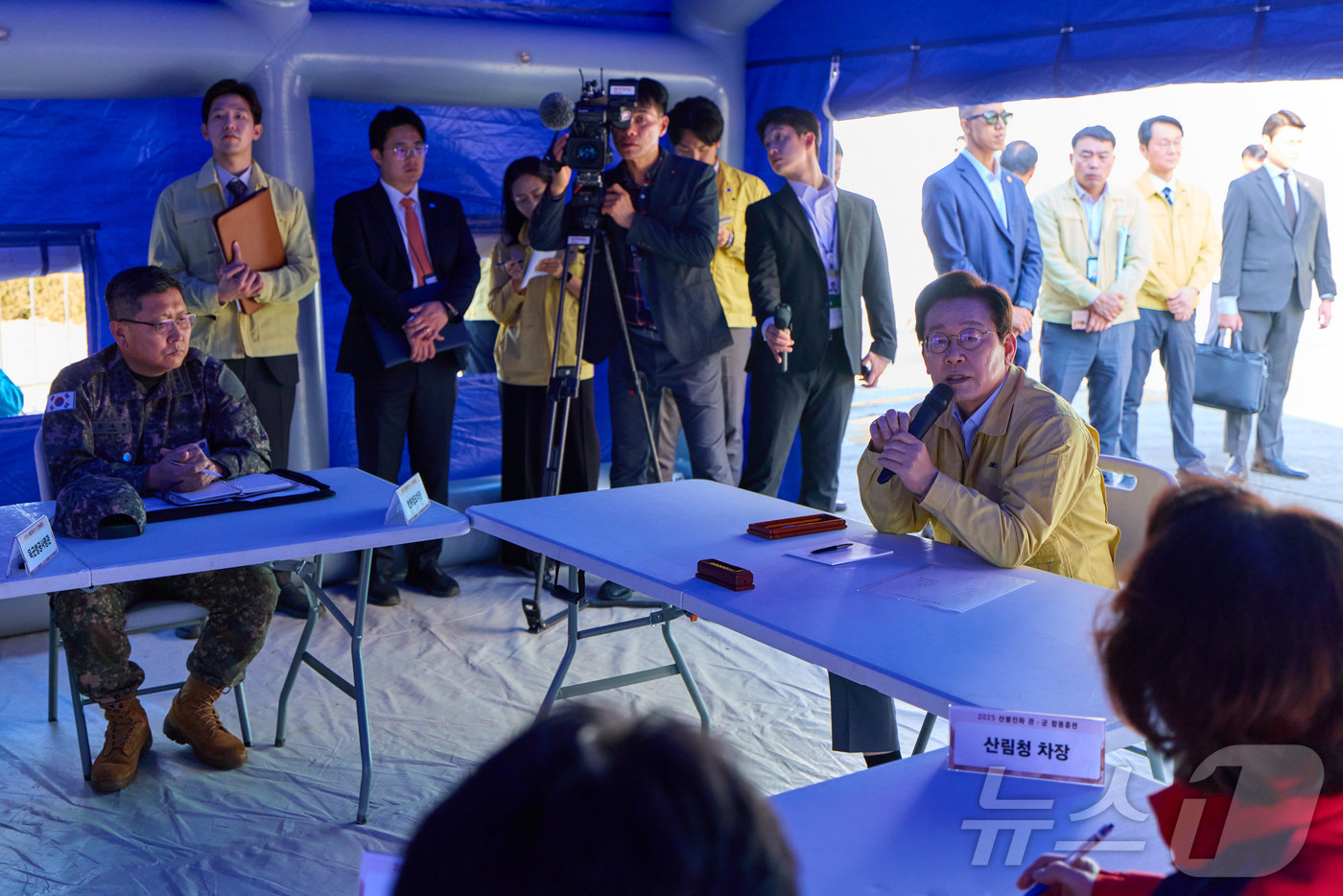 (서울=뉴스1) 이재명 기자 = 이재명 대통령이 6일 강원도 원주시 산림항공본부에서 열린 산불진화 관·군 합동훈련을 참관한 뒤 발언하고 있다. (대통령실 제공. 재판매 및 DB 금 …