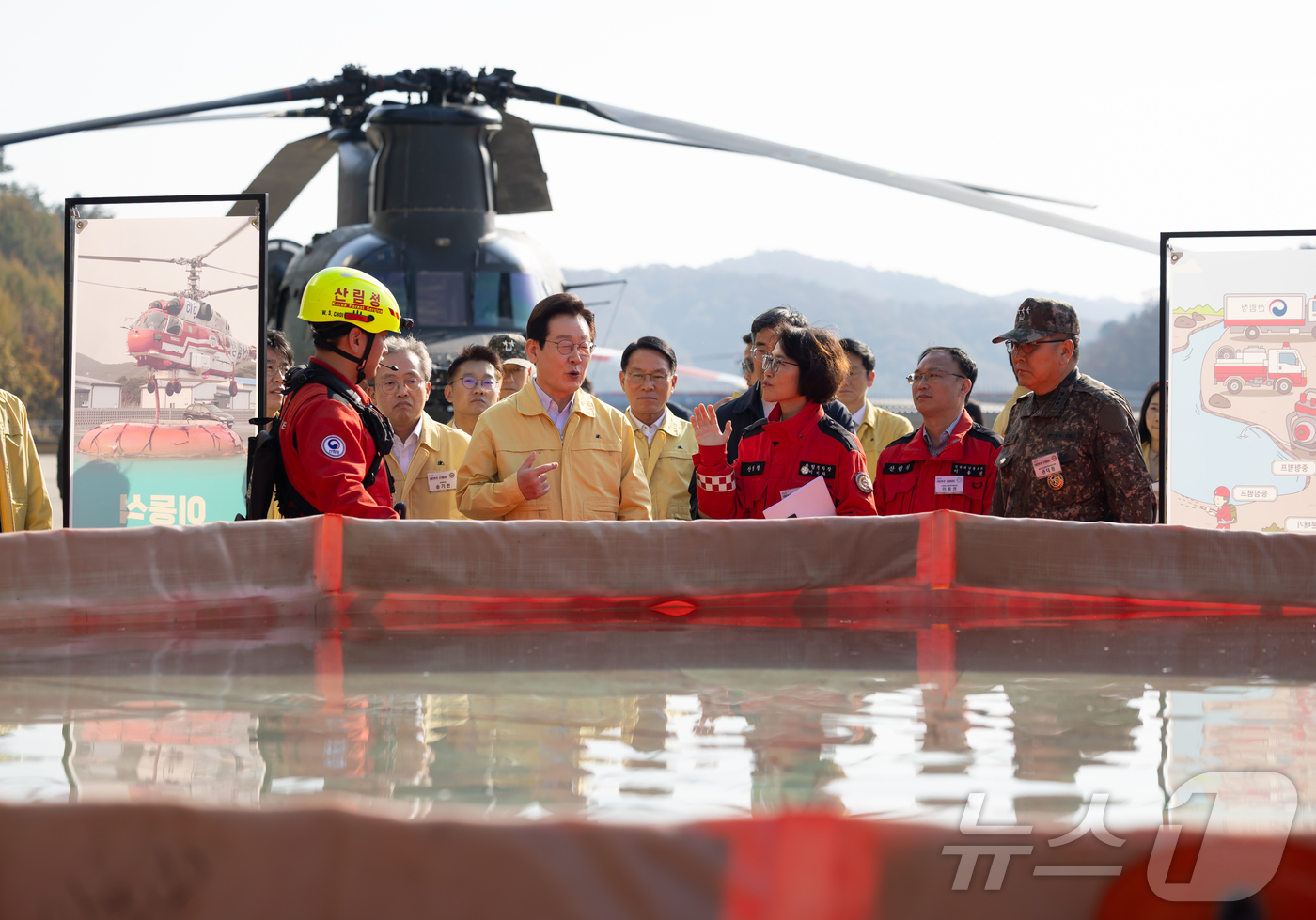 (서울=뉴스1) 이재명 기자 = 이재명 대통령이 6일 강원도 원주시 산림항공본부에서 열린 산불진화 관·군 합동훈련 점검에서 산불진화장비를 시찰하고 있다. (대통령실 제공. 재판매 …
