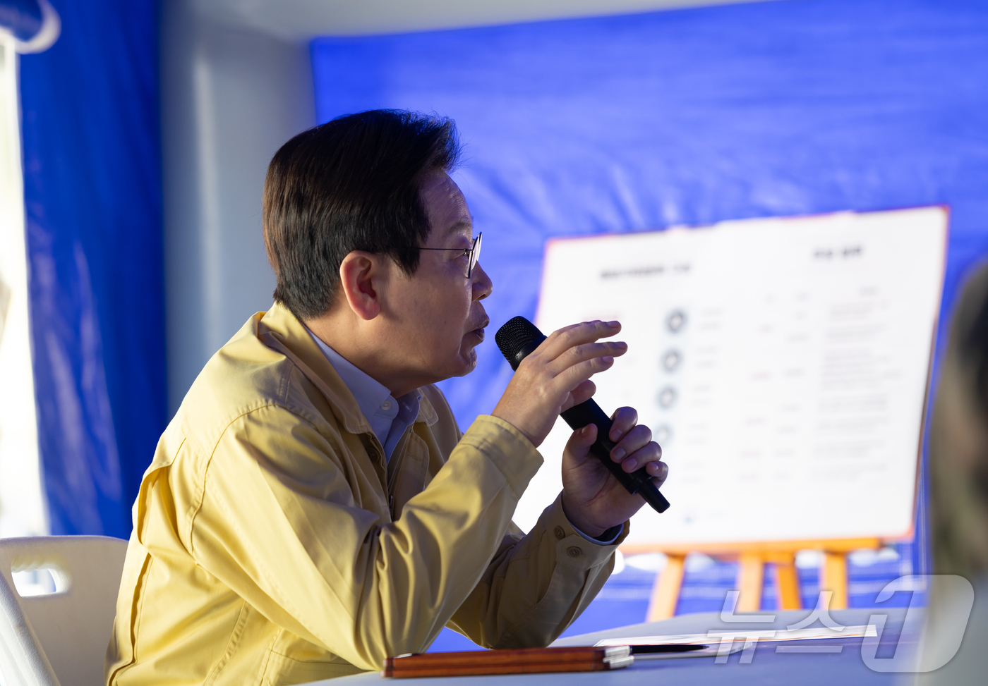 (서울=뉴스1) 이재명 기자 = 이재명 대통령이 6일 강원도 원주시 산림항공본부에서 열린 산불진화 관·군 합동훈련을 참관한 뒤 발언하고 있다. (대통령실 제공. 재판매 및 DB 금 …