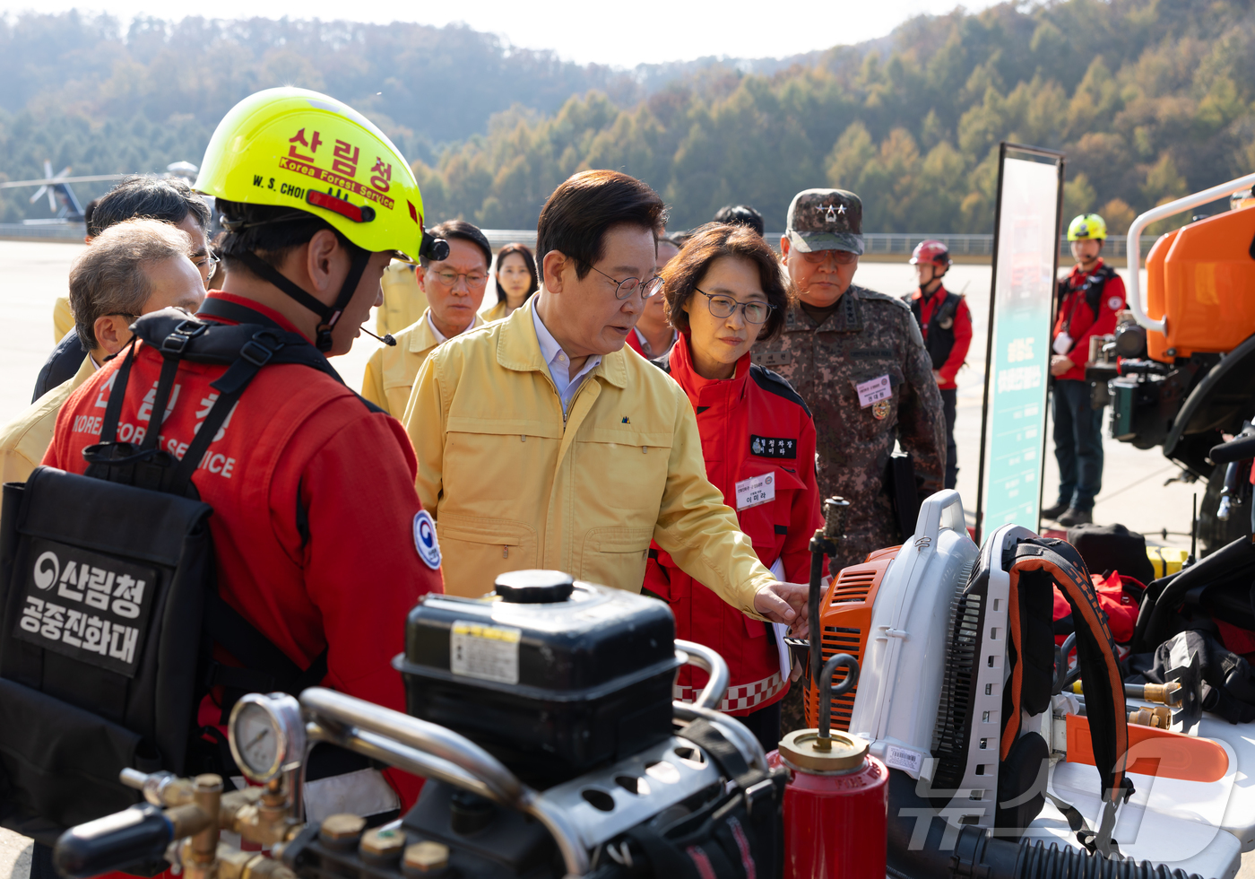 (서울=뉴스1) 이재명 기자 = 이재명 대통령이 6일 강원도 원주시 산림항공본부에서 열린 산불진화 관·군 합동훈련 점검에서 산불진화장비를 시찰하고 있다. (대통령실 제공. 재판매 …