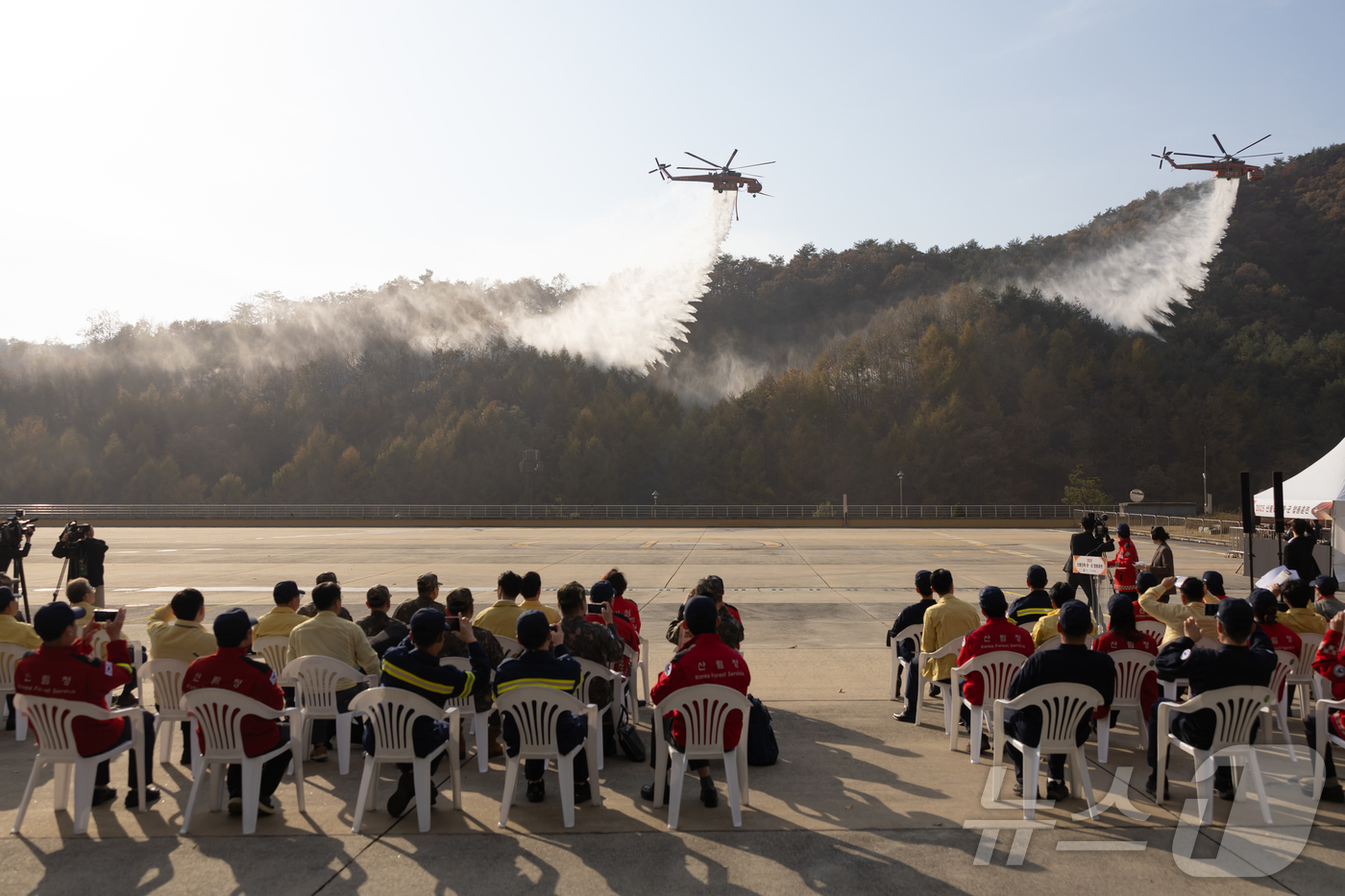 (서울=뉴스1) 이재명 기자 = 이재명 대통령이 6일 강원도 원주시 산림항공본부에서 열린 산불진화 관·군 합동훈련을 참관하고 있다. (대통령실 제공. 재판매 및 DB 금지)  20 …