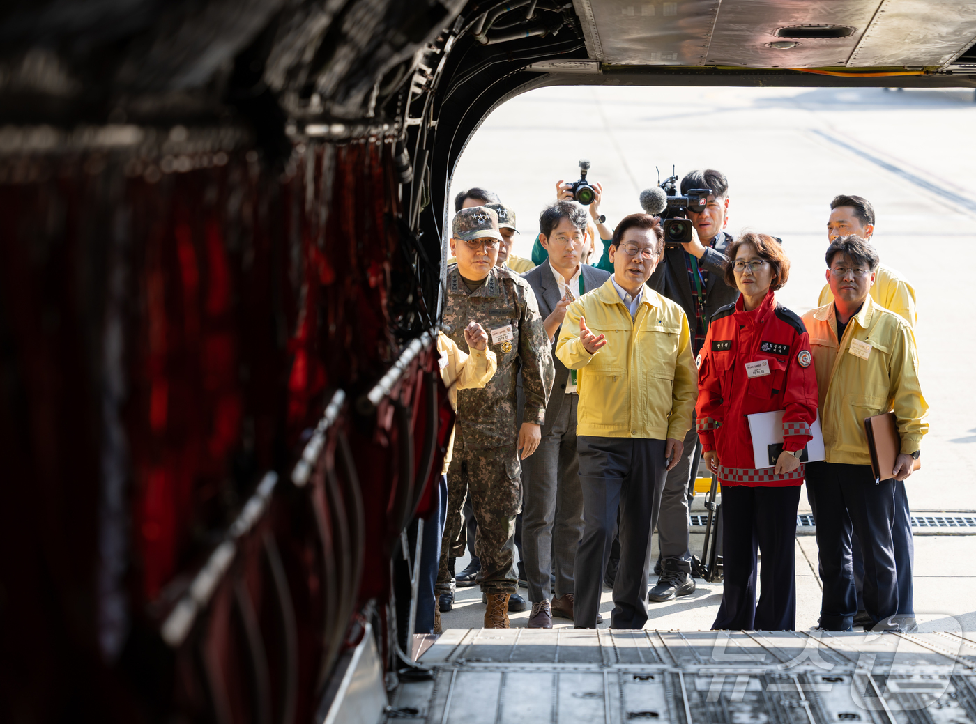 (서울=뉴스1) 이재명 기자 = 이재명 대통령이 6일 강원도 원주시 산림항공본부에서 열린 산불진화 관·군 합동훈련 점검에서 산불진화장비를 시찰하고 있다. (대통령실 제공. 재판매 …