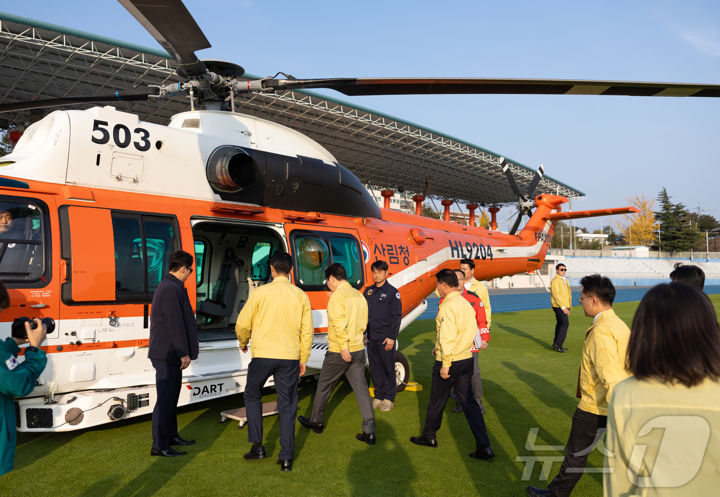 (서울=뉴스1) 이재명 기자 = 이재명 대통령이 6일 강원도 원주시 산림항공본부에서 열린 산불진화 관·군 합동훈련 점검에서 산불진화장비를 시찰하고 있다. (대통령실 제공. 재판매 …