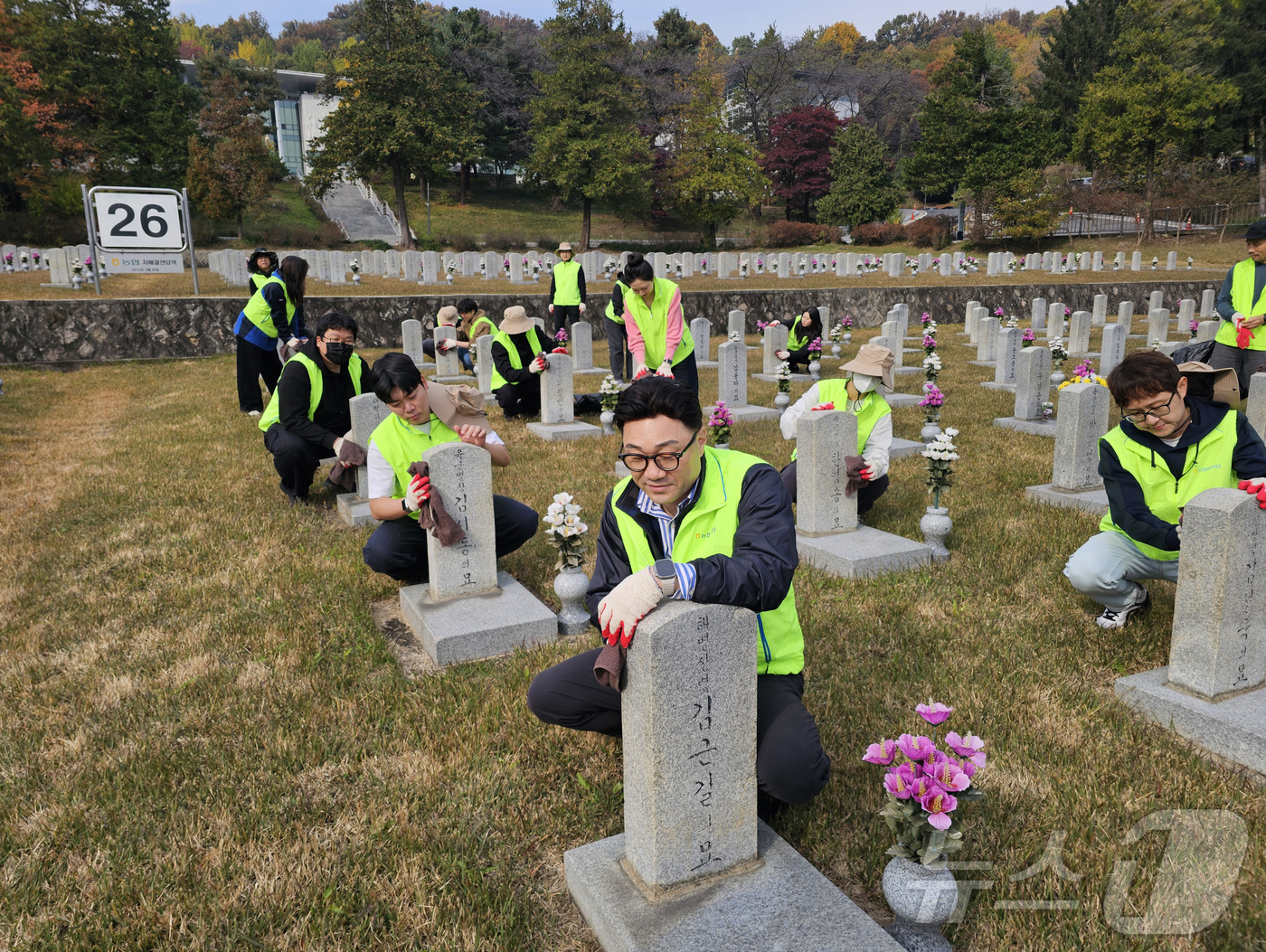 (서울=뉴스1) = 농협중앙회 홍보실 임직원들이 6일 동작동 국립서울현충원을 찾아 묘역 비석 닦기, 잡초 제거 등 환경 정화 활동을 하고 있다.(농협중앙회 제공. 재판매 및 DB금 …