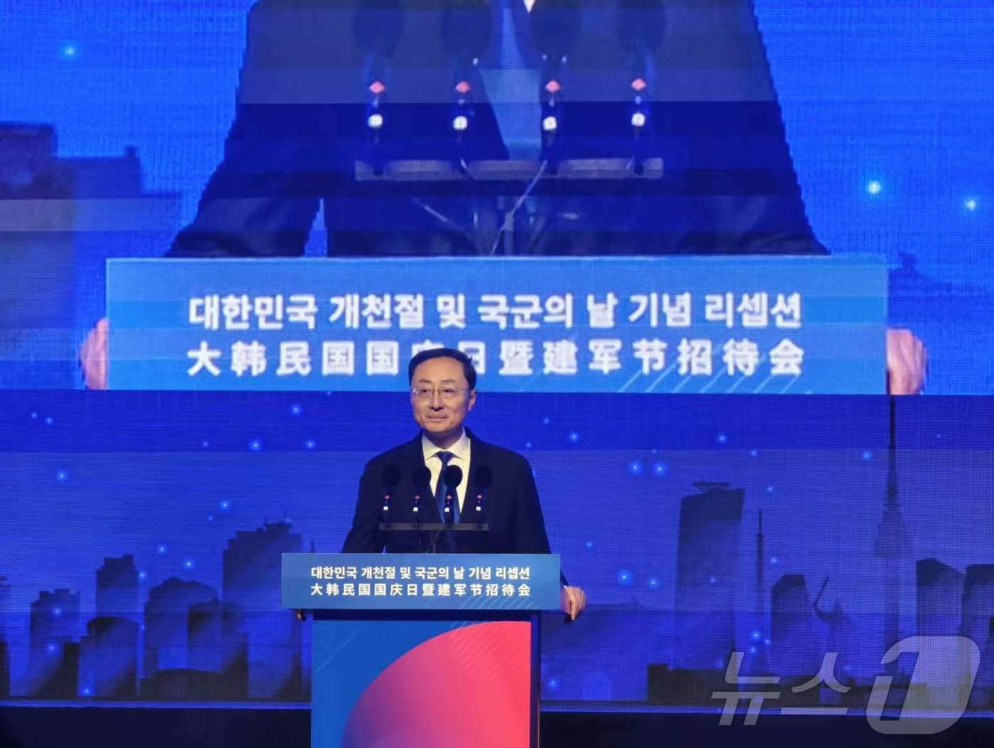 본문 이미지 - 쑨웨이둥 중국 외교부 부부장이 6일 베이징 소재 한국대사관저에서 개최된 개천절 및 제77주년 국군의날 기념 리셉션에 참석해 발언을 하고 있다. ⓒ News1 정은지 특파원