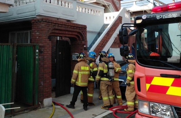 평택 주택 화재…주민 4명 스스로 대피, 인명 피해 없어