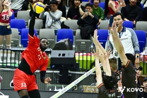 본문 이미지 - 남자배구 한국전력 베논이 OK저축은행과 경기에서 스파이크를 때리고 있다.(KOVO 제공)