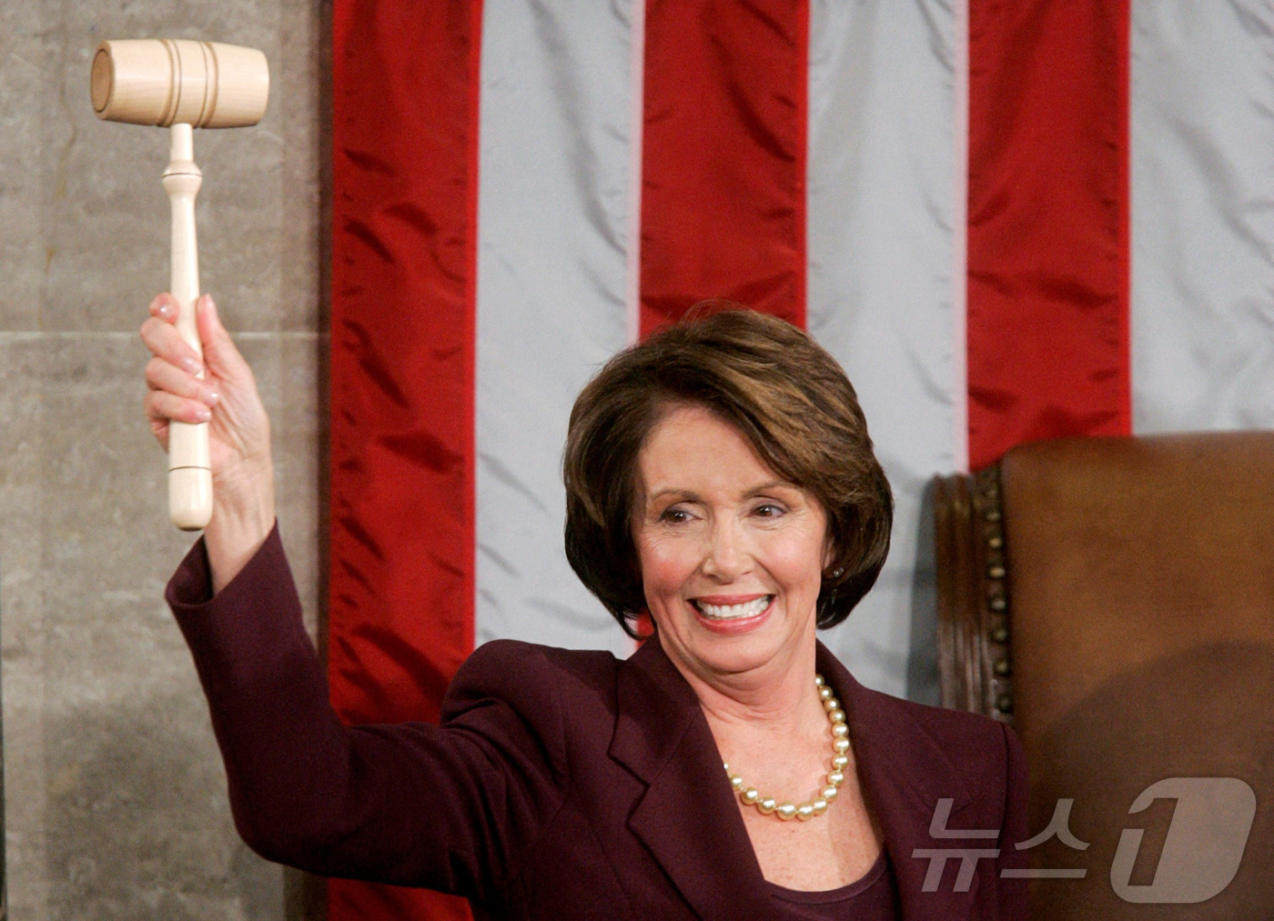 (로이터=뉴스1) 류정민 특파원 = 2017년 1월 4일 워싱턴DC 의사당에서 열린 110회 의회 개원식에서 미국 하원 첫 여성 의장에 선출된 낸시 펠로시가 의사봉을 들어 보이고 …