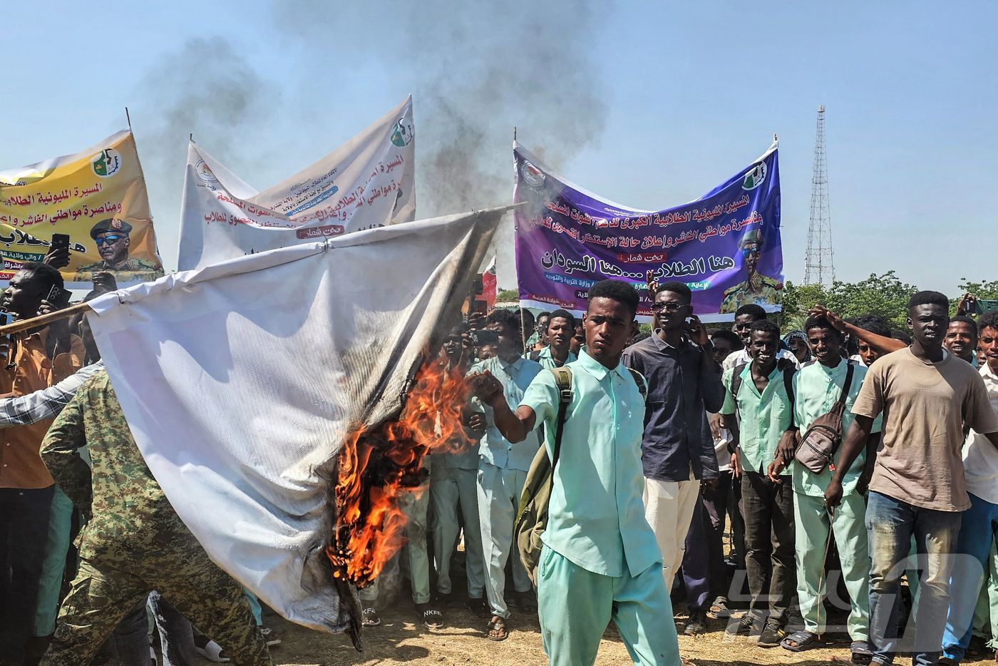 (게다레프 AFP=뉴스1) 김지완 기자 = 6일(현지시간) 수단 동부 게다레프에서 학생들이 정부군과 교전중인 신속지원군(RSF)의 잔혹 행위에 항의하는 시위를 벌이고 있다. 202 …