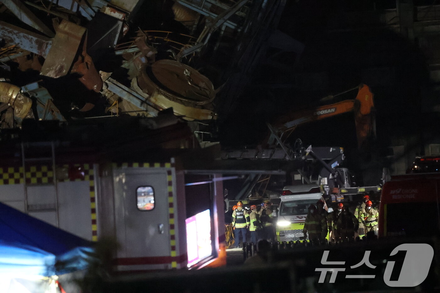 본문 이미지 - 7일 새벽 울산 남구 동서발전 울산화력발전소 보일러 타워 붕괴현장에서 소방대원들이 매몰자 수색 및 구조작업을 벌이고 있다. 2025.11.7/뉴스1 ⓒ News1 황기선 기자