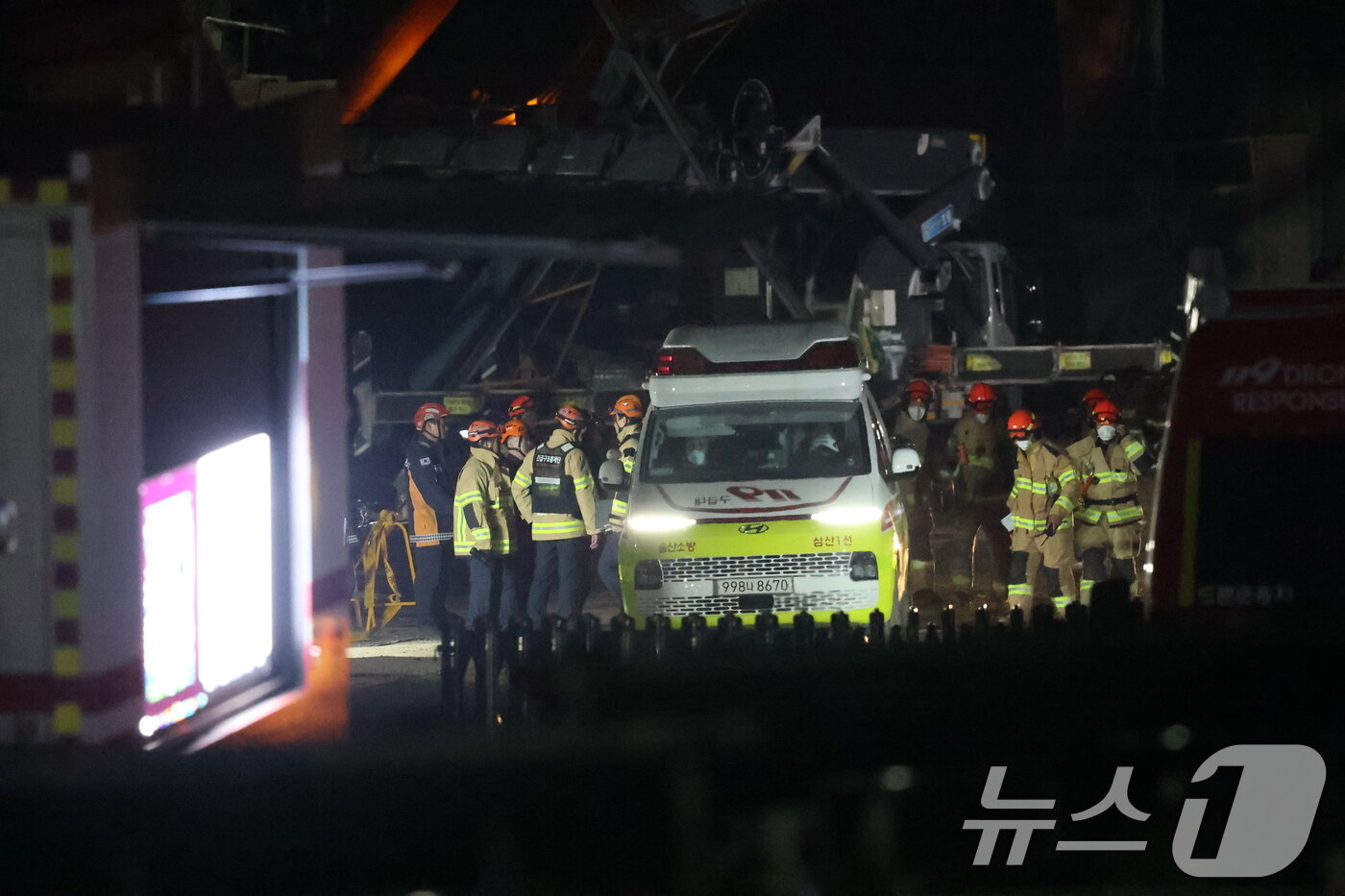 본문 이미지 - 7일 새벽 울산 남구 동서발전 울산화력발전소 보일러 타워 붕괴현장에서 소방대원들이 매몰자 수색 및 구조작업을 벌이고 있다. 2025.11.7/뉴스1 ⓒ News1 황기선 기자