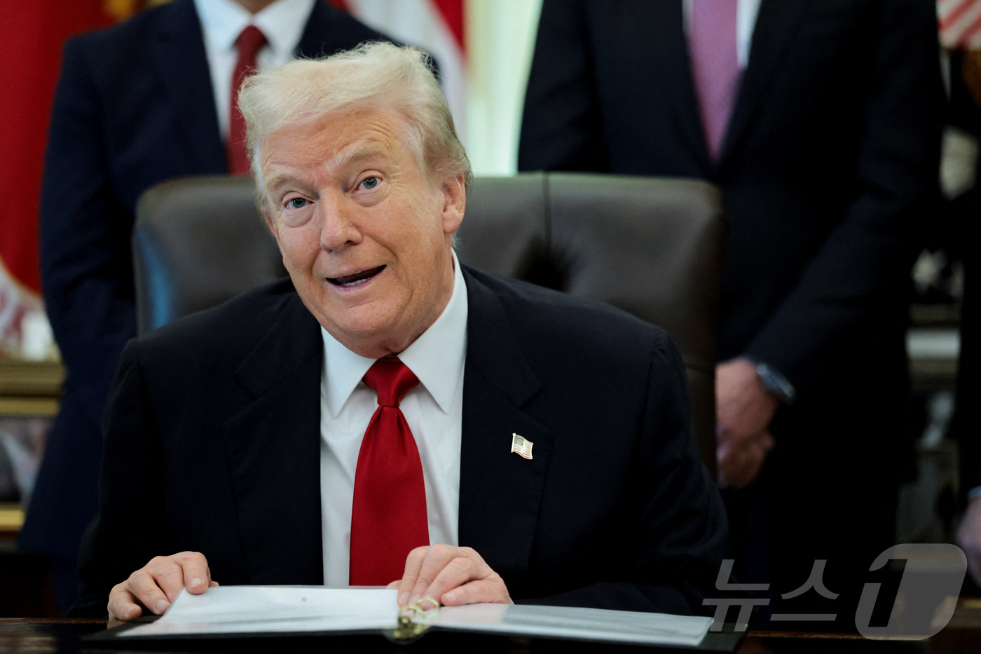 (워싱턴DC 로이터=뉴스1) 류정민 특파원 = 도널드 트럼프 미국 대통령이 6일(현지시간) 비만치료제 위고비와 젭바운드의 가격 인하를 발표하고 있다. 2025.11.06.ⓒ 로이터 …