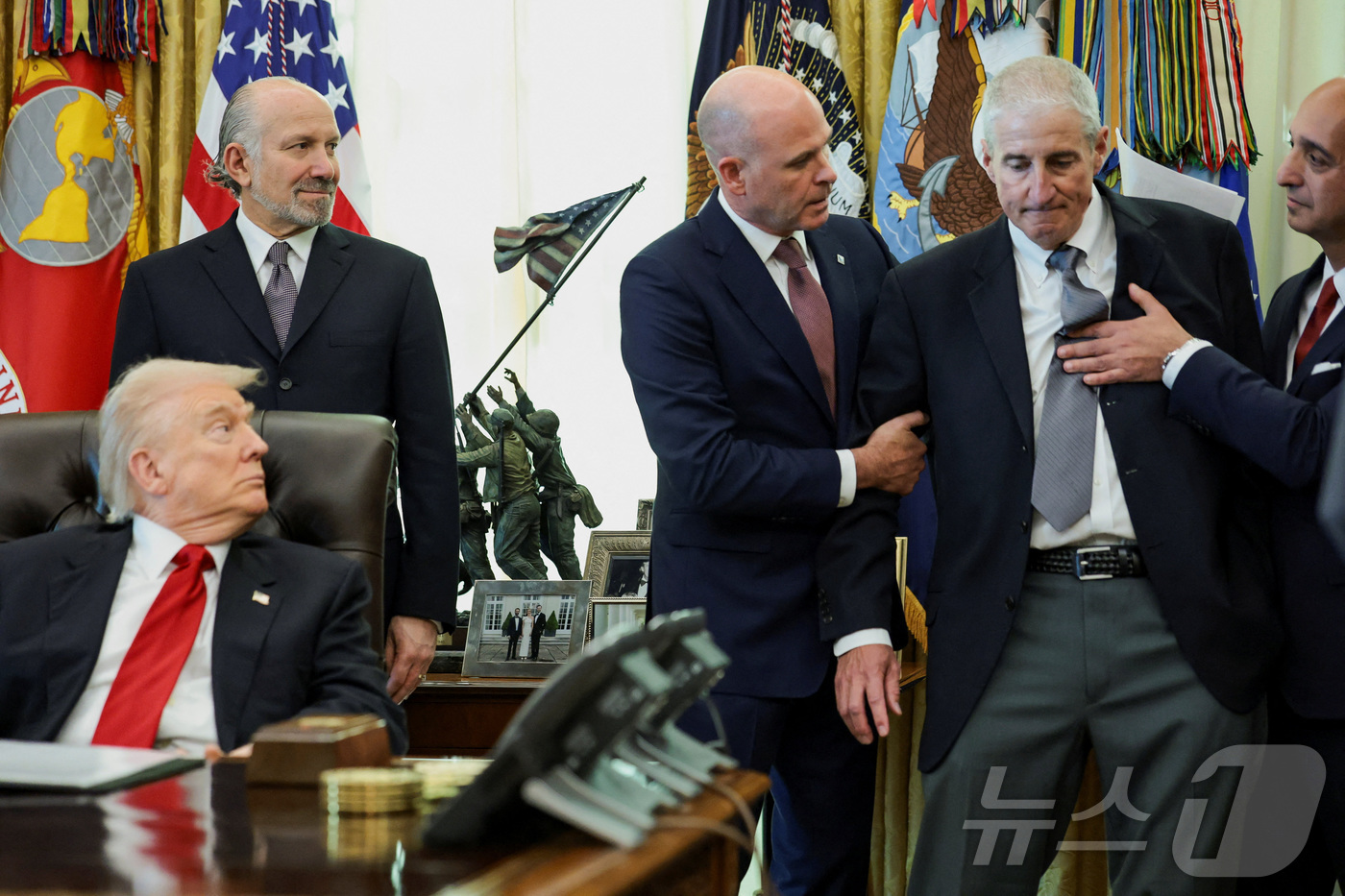 (워싱턴DC 로이터=뉴스1) 류정민 특파원 = 6일(현지시간) 도널드 트럼프 미국 대통령이 워싱턴DC 백악관 집무실에서 비만치료제 인하를 발표하던 중 한 제약사 임원이 쓰러지려 하 …