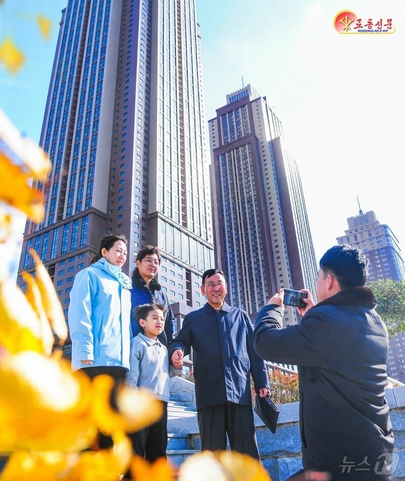 본문 이미지 - (평양 노동신문=뉴스1) = 북한 노동당 기관지 노동신문은 7일 "단풍계절을 맞아 더욱 아름다워진 수도의 새 거리들"이라는 제목의 기사를 보도했다. [국내에서만 사용가능. 재배포 금지. DB 금지. For Use Only in the Republic of Korea. Redistribution Prohibited] rodongphoto@news1.kr