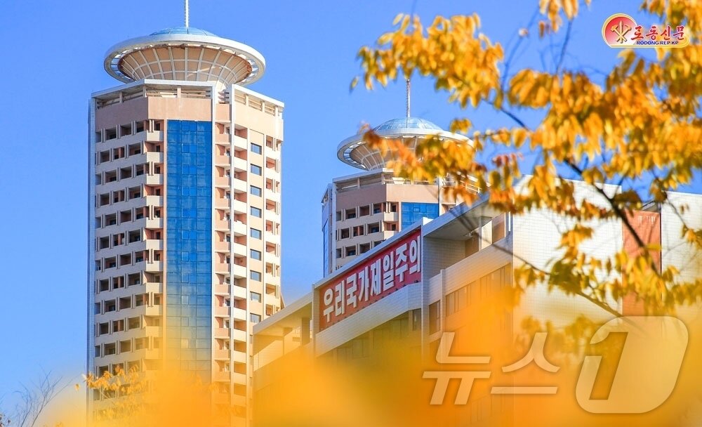 본문 이미지 - (평양 노동신문=뉴스1) = 북한 노동당 기관지 노동신문은 7일 "단풍계절을 맞아 더욱 아름다워진 수도의 새 거리들"이라는 제목의 기사를 보도했다. [국내에서만 사용가능. 재배포 금지. DB 금지. For Use Only in the Republic of Korea. Redistribution Prohibited] rodongphoto@news1.kr