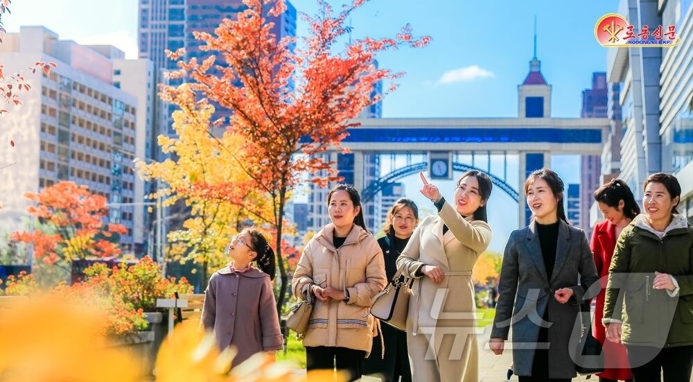 본문 이미지 - (평양 노동신문=뉴스1) = 북한 노동당 기관지 노동신문은 7일 "단풍계절을 맞아 더욱 아름다워진 수도의 새 거리들"이라는 제목의 기사를 보도했다. [국내에서만 사용가능. 재배포 금지. DB 금지. For Use Only in the Republic of Korea. Redistribution Prohibited] rodongphoto@news1.kr