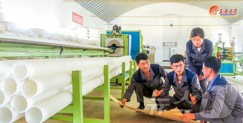 (평양 노동신문=뉴스1) = 북한 노동당 기관지 노동신문은 7일 해주수지제품가공사업소를 조명하며 생산 기술적 문제를 해결하기 위해 직원들이 토의하고 있다고 보도했다. [국내에서만 …