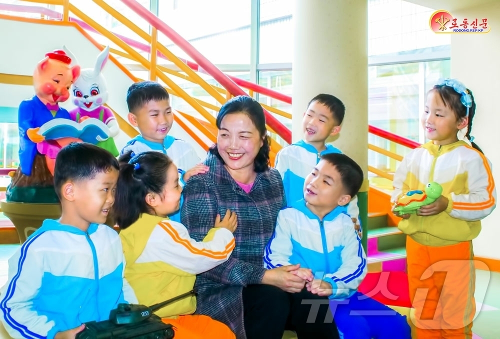 (평양 노동신문=뉴스1) = 북한 노동당 기관지 노동신문은 7일 평양애육원을 조명하며 당의 후대관, 미래관을 강조했다. [국내에서만 사용가능. 재배포 금지. DB 금지. For U …