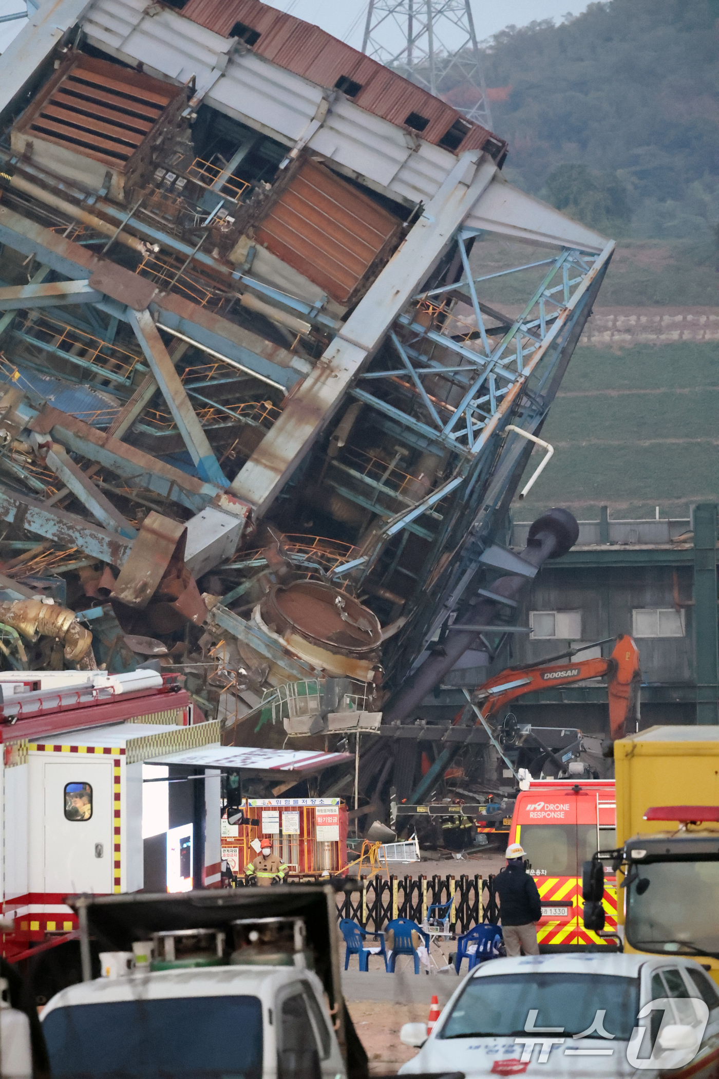 (울산=뉴스1) 황기선 기자 = 7일 새벽 울산 남구 동서발전 울산화력발전소 보일러 타워 붕괴현장에서 소방대원들이 매몰자 수색 및 구조작업을 벌이고 있다.울산소방본부에 따르면 이날 …