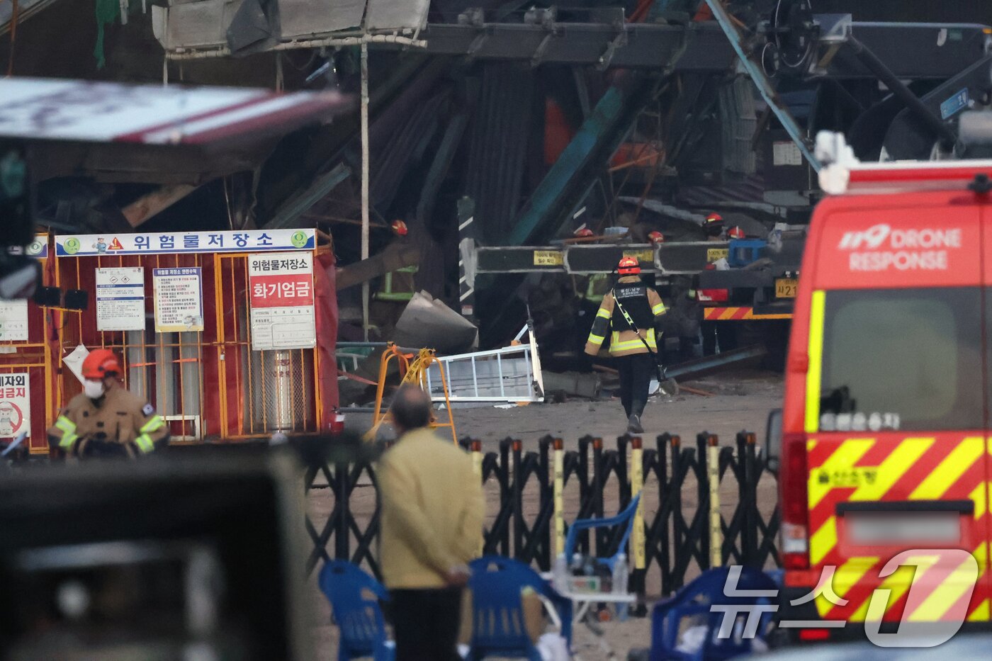 본문 이미지 - 7일 새벽 울산 남구 동서발전 울산화력발전소 보일러 타워 붕괴현장에서 소방대원들이 매몰자 수색 및 구조작업을 벌이고 있다. 2025.11.7/뉴스1 ⓒ News1 황기선 기자