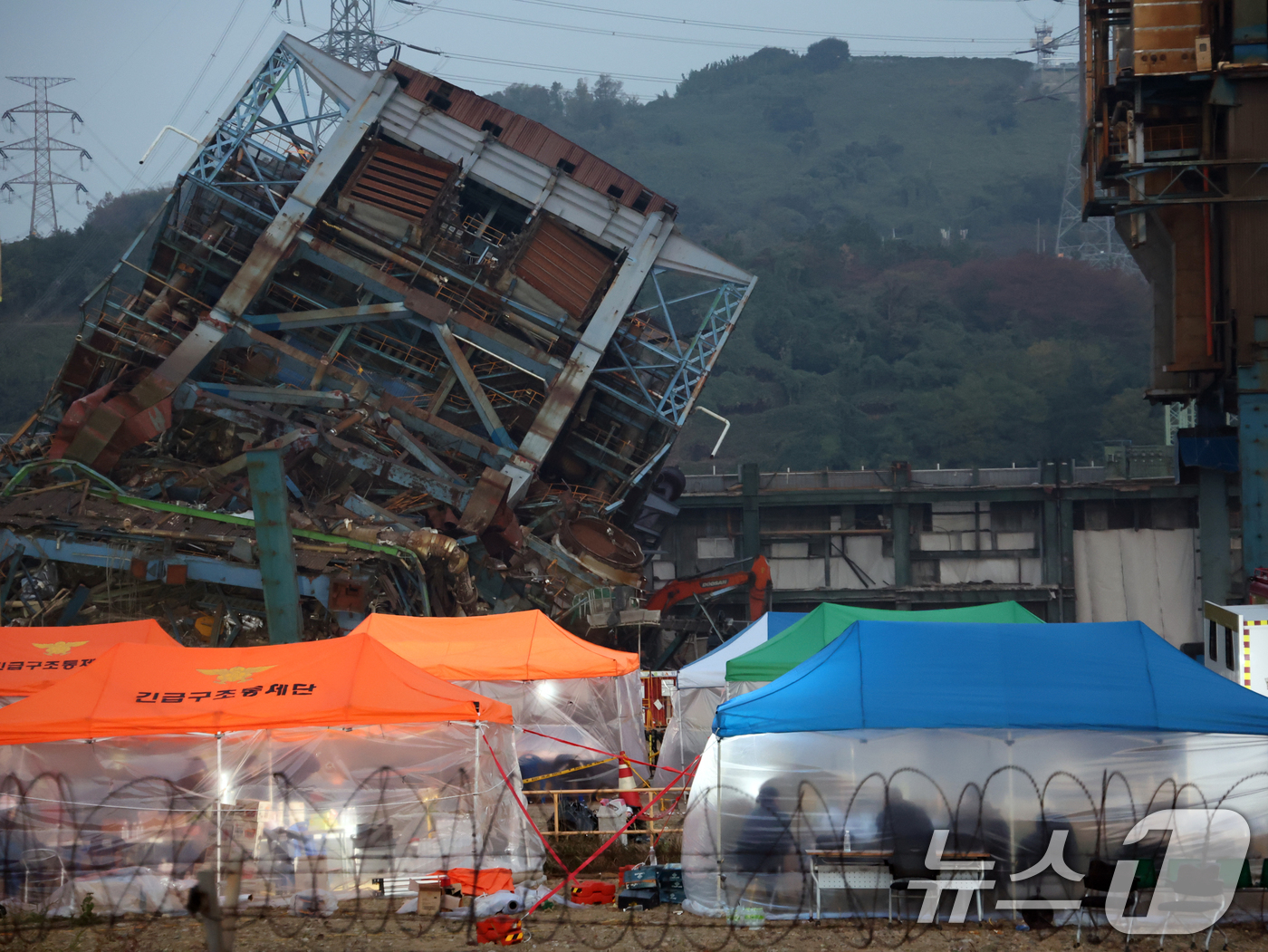 (울산=뉴스1) 황기선 기자 = 7일 새벽 울산 남구 동서발전 울산화력발전소 보일러 타워 붕괴현장에서 소방대원들이 매몰자 수색 및 구조작업을 벌이고 있다.울산소방본부에 따르면 이날 …
