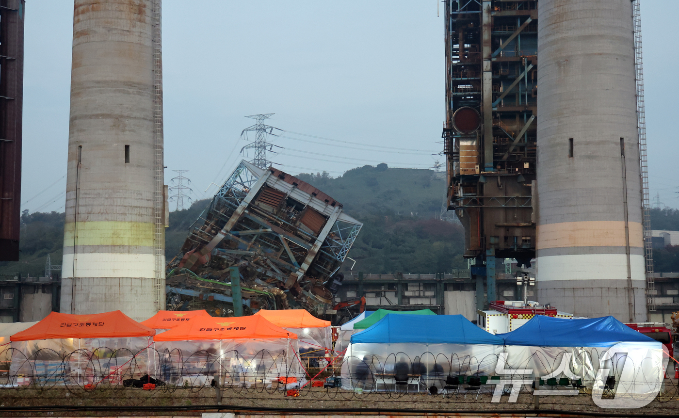 (울산=뉴스1) 황기선 기자 = 7일 새벽 울산 남구 동서발전 울산화력발전소 보일러 타워 붕괴현장에서 소방대원들이 매몰자 수색 및 구조작업을 벌이고 있다.울산소방본부에 따르면 이날 …