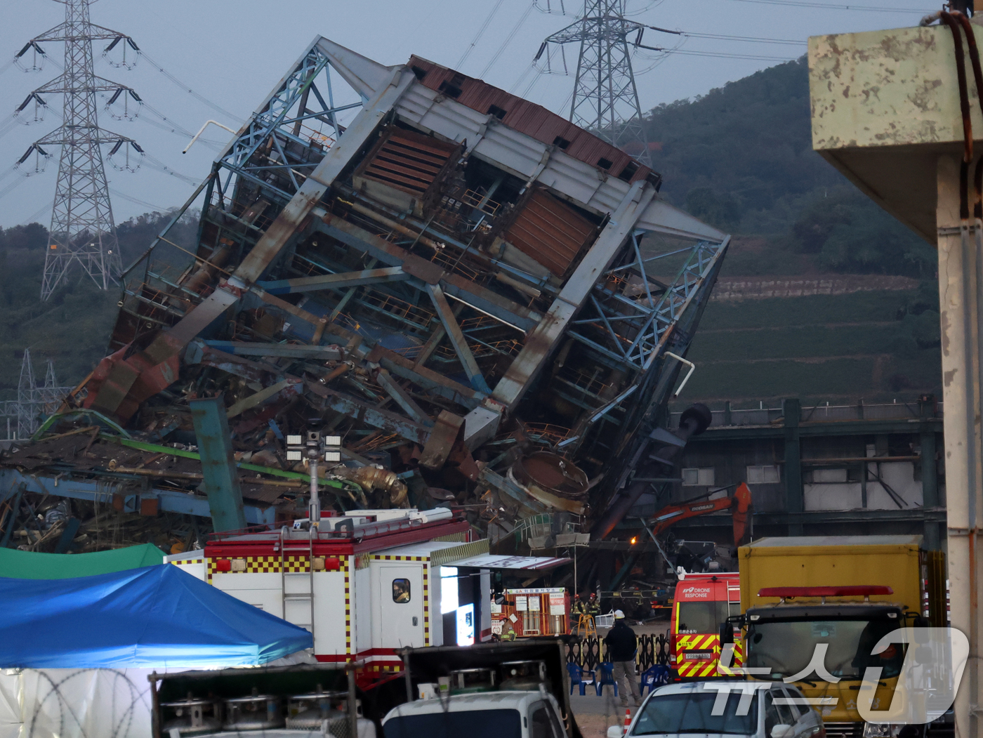 (울산=뉴스1) 황기선 기자 = 7일 새벽 울산 남구 동서발전 울산화력발전소 보일러 타워 붕괴현장에서 소방대원들이 매몰자 수색 및 구조작업을 벌이고 있다.울산소방본부에 따르면 이날 …